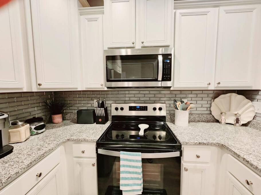 Entire Home- Gorgeous 3Br Townhome Pool, Grill, Washer, Dryer, 2 Free Drive Up Spaces Sleeps 6 Close To Everything Pcb! بنما سيتي بيتش المظهر الخارجي الصورة